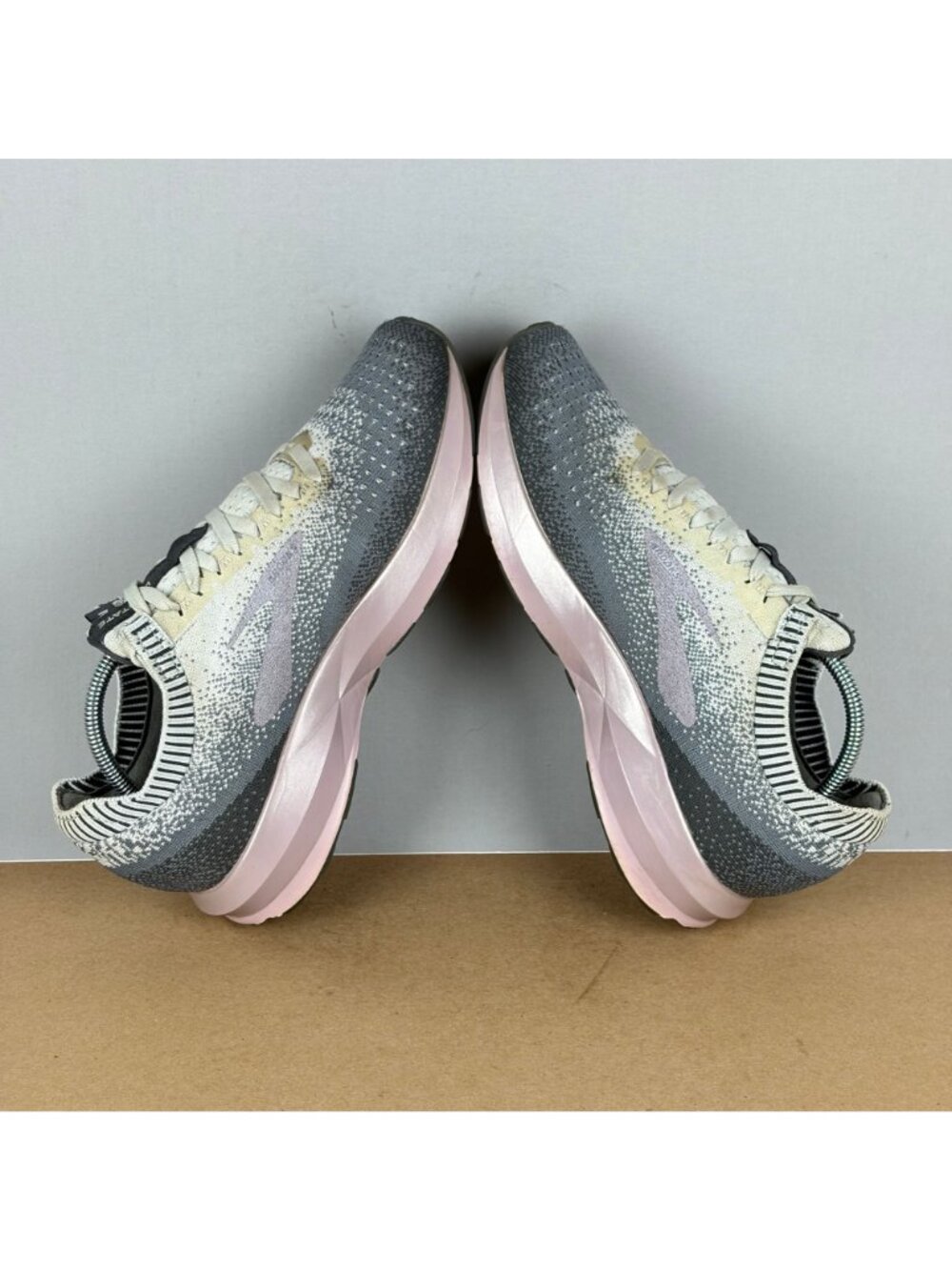 Brooks Levitate 2 Athletic Running Shoes Womens 8 Gray Lilac Breathable Low Top - Picture 5 of 10